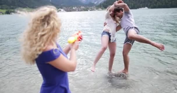 湖に落ちるカップル — ストック動画