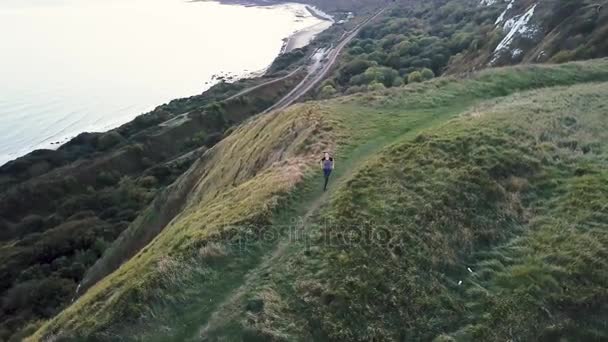 Genç Yetişkin Kadın Cliff Üzerinde Deniz Kenarında Çalıştırma Dron Üzerinden — Stok video