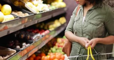 Kadın satın alma meyve ve sebze 