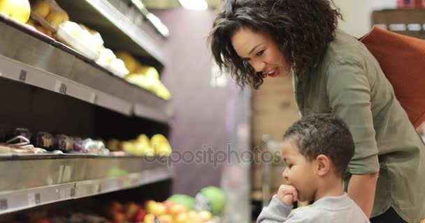 Μητέρα και γιος αγορά φρούτων και λαχανικών — Αρχείο Βίντεο