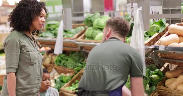 Asistente de tienda en tienda de comestibles — Vídeo de stock