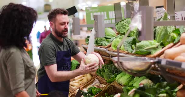 Winkelbediende in supermarkt — Stockvideo