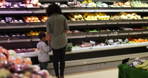 Madre e hijo comprando frutas y verduras — Vídeos de Stock