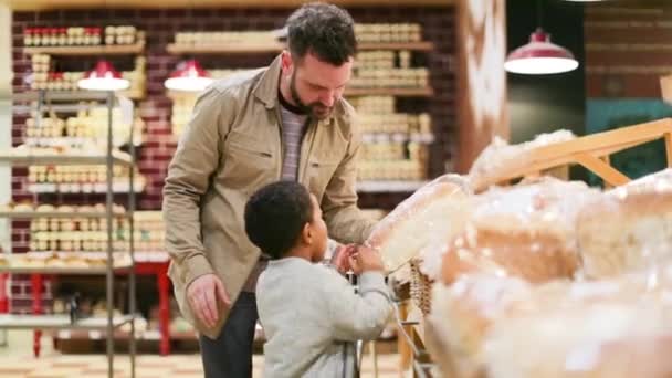 Apa és fia kenyeret vásárol — Stock videók