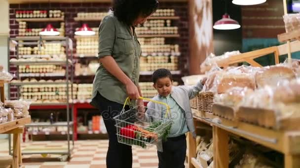 Mutter und Sohn kaufen Brot — Stockvideo