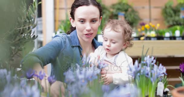 Madre al centro del giardino — Video Stock