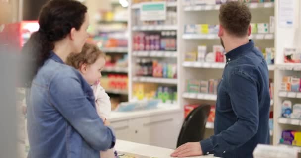 Moeder met dochter bij apotheek — Stockvideo