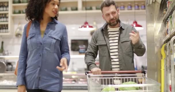 Casal fazendo mercearia semanal — Vídeo de Stock