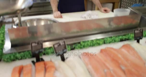 Fishmonger in store — Stock Video