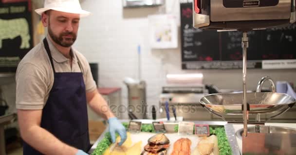 Fischhändler arrangiert Fischtheke — Stockvideo