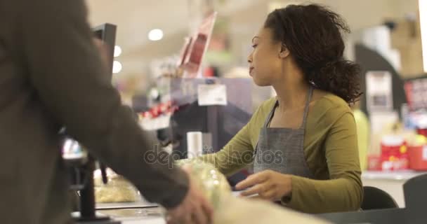 Cliente pagando por alimentos — Vídeos de Stock