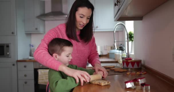 Moeder Zoon Bakken Koekjes Keuken — Stockvideo