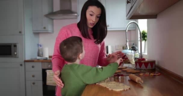 妈妈和儿子在厨房里烤饼干 — 图库视频影像