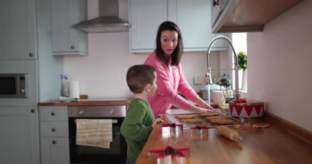 Moeder Zoon Bakken Koekjes Keuken — Stockvideo