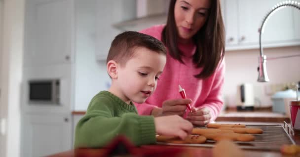 Mor Och Son Dekorera Pepparkakor Män — Stockvideo