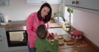 Anne ve oğlu gingerbread erkekler dekorasyon