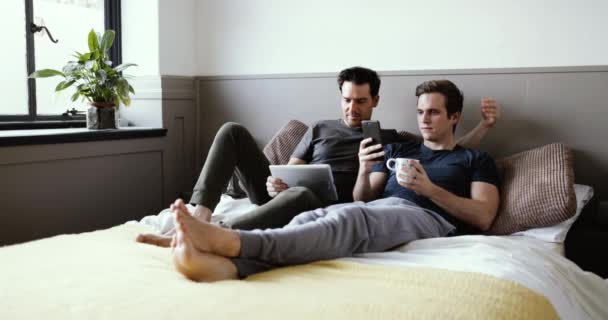 Jonge Mannelijke Paar Met Smartphone Digitale Tablet — Stockvideo