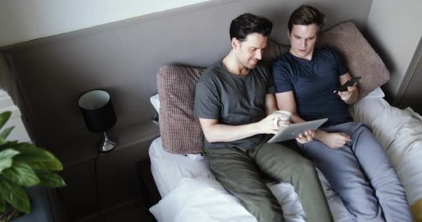 Overhead Schot Van Jonge Mannelijke Paar Met Smartphone Digitale Tablet — Stockvideo