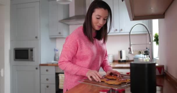 Mujer Usando Asistente Digital Para Ordenar Comestibles — Vídeos de Stock