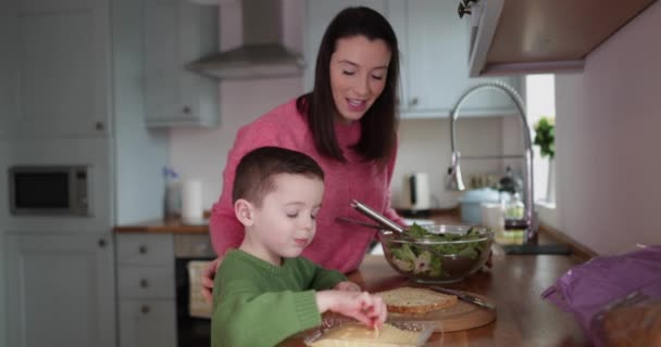 Pojke Att Göra Smörgås Med Mamma Hjälper — Stockvideo