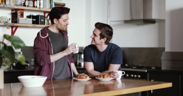 Jovem Casal Masculino Tomando Café Manhã Cozinha — Vídeo de Stock