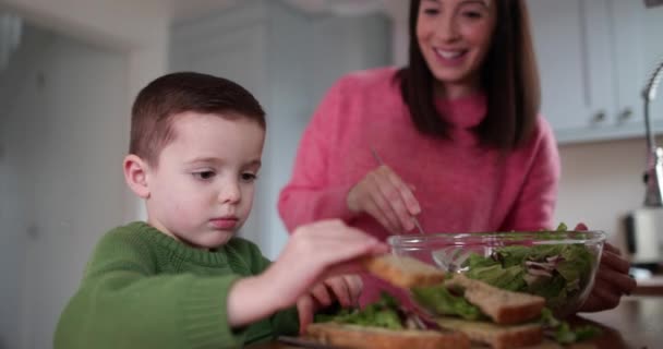 Хлопчик Робить Бутерброд Матір Допомагаючи — стокове відео