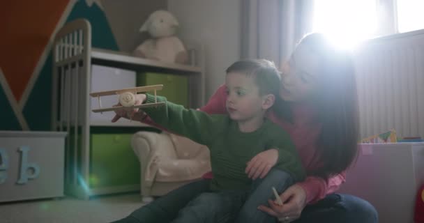 母亲和儿子玩玩具模型飞机 — 图库视频影像