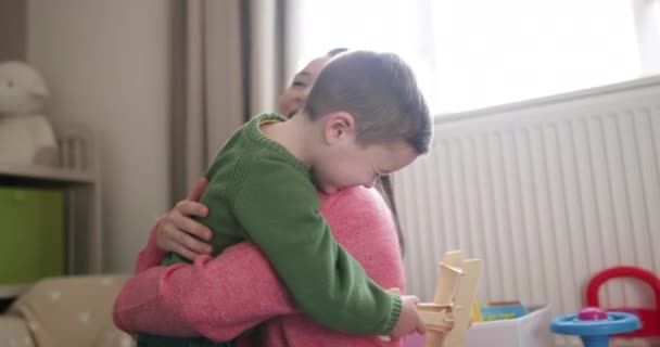 Niño Abrazando Madre — Vídeos de Stock