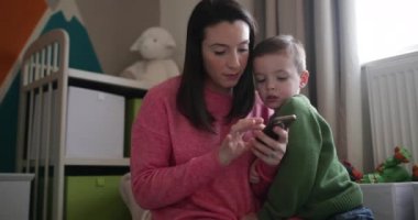 Anne ve oğlu smartphone vasıl arıyorsunuz