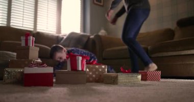 Çocuk açmak için Noel sabahı heyecan sunar