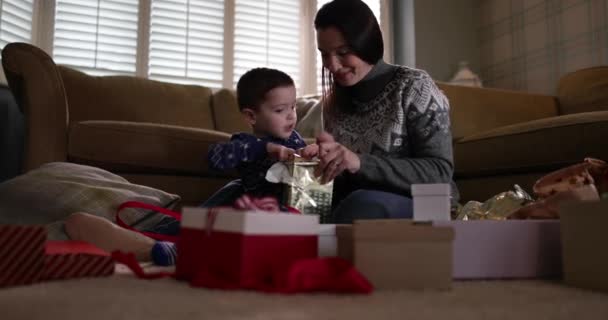 Μητέρα Και Γιος Αποσφράγισης Της Συσκευασίας Δώρα Χριστουγέννων — Αρχείο Βίντεο