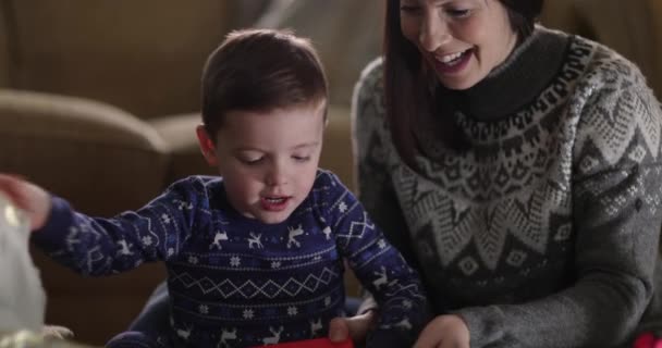 Mutter Und Sohn Packen Weihnachtsgeschenke Aus — Stockvideo