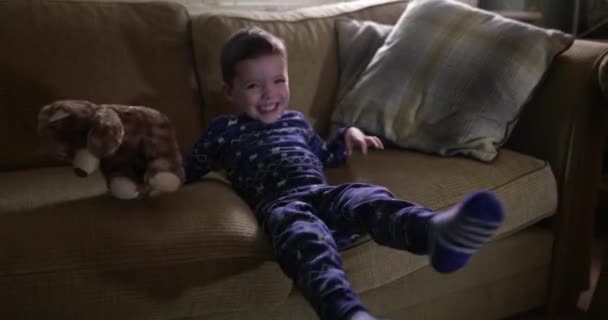 少年の息子にクリスマス プレゼントに大興奮 — ストック動画