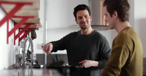 年轻男情侣在厨房做饭 — 图库视频影像