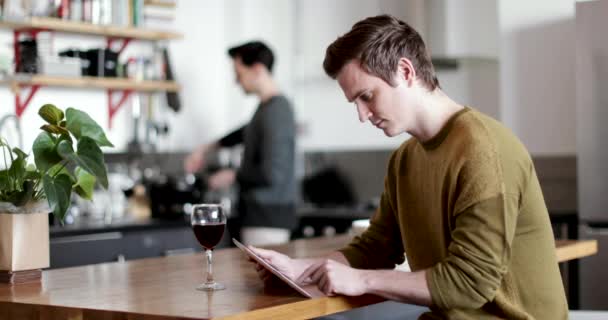 Joven Macho Usando Tableta Digital Casa — Vídeos de Stock