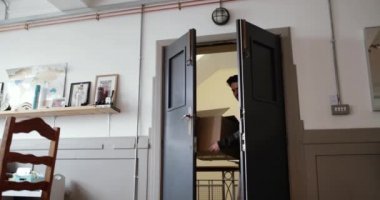 Genç erkek çift hareketli ev