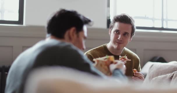 Jonge Mannelijke Vrienden Eten Pizza Thuis — Stockvideo