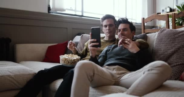 Jeune Couple Masculin Relaxant Sur Canapé Streaming Divertissement — Video