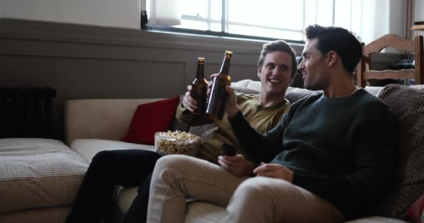 Jovem Casal Masculino Relaxante Sofá Com Cerveja Pipoca — Vídeo de Stock