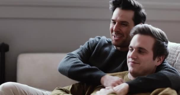 Jonge Mannelijke Paar Ontspannen Sofa — Stockvideo