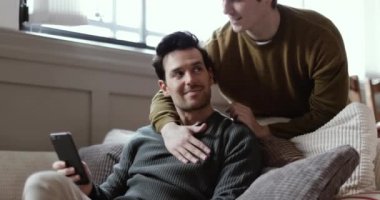 Genç erkek çift Smartphone vasıl