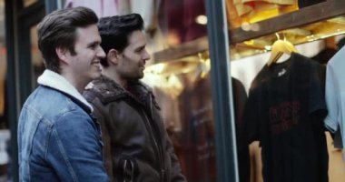 Genç erkek çift pencere alışveriş