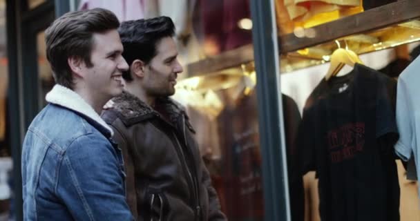 Junges Männliches Paar Beim Schaufensterbummel — Stockvideo