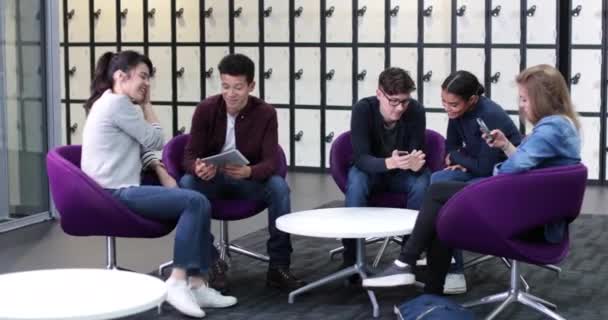 Studenten Alle Mit Persönlicher Technologie Der Hochschule — Stockvideo