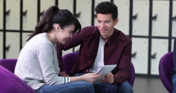 Studenten Delen Van Digitale Tablet — Stockvideo