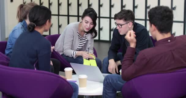 Estudiantes Trabajando Juntos Proyecto — Vídeos de Stock