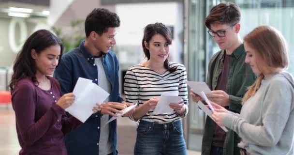 Studentów Otwierając Wyniki Egzaminu — Wideo stockowe