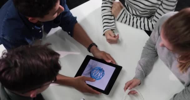 Estudiantes Con Tableta Digital Mirando Dibujo Diseño — Vídeos de Stock