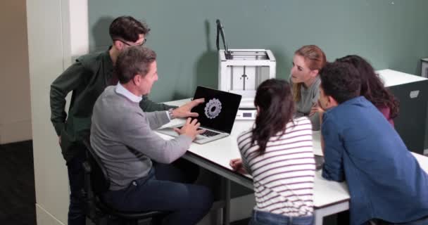 Étudiants avec imprimante 3D 