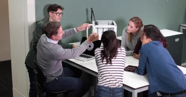Étudiants avec prototype fabriqué à partir d'une imprimante 3D 